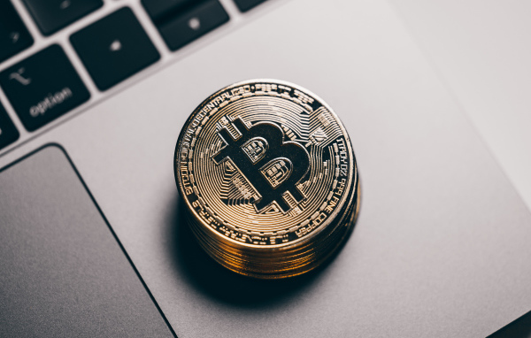 Монеты биткоин лежат на ноутбуке