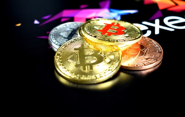 Монеты биткоин на черном столе 