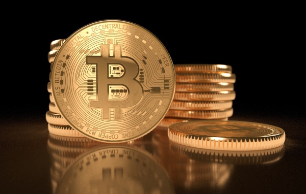 Много золотых монет биткоин на черном фоне