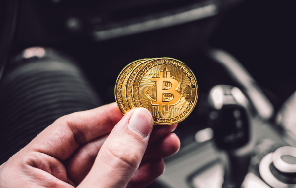 Две монеты биткоин в руке 