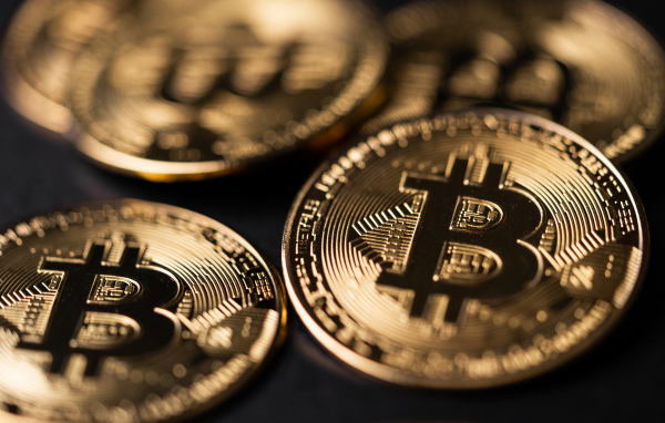 Золотые монеты биткоин крупным планом