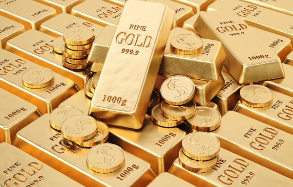 Много золотых слитков золота и монет 
