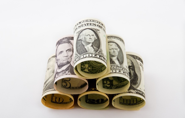 Пирамида из скрученных долларовых купюр 