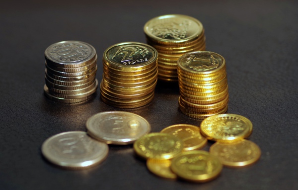 Монеты разным номиналом на столе 