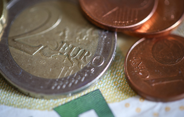 Монеты один и два евро на столе 