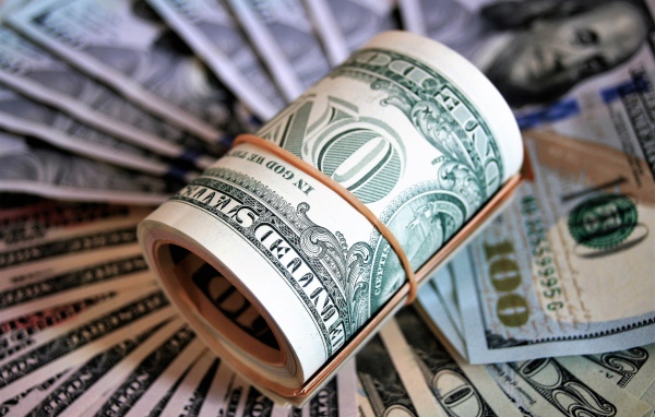 Доллары скрученные в рулон с резинкой