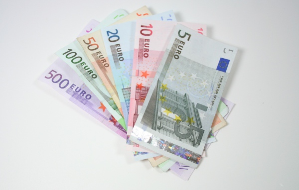 Купюры евро разным номиналом на сером фоне