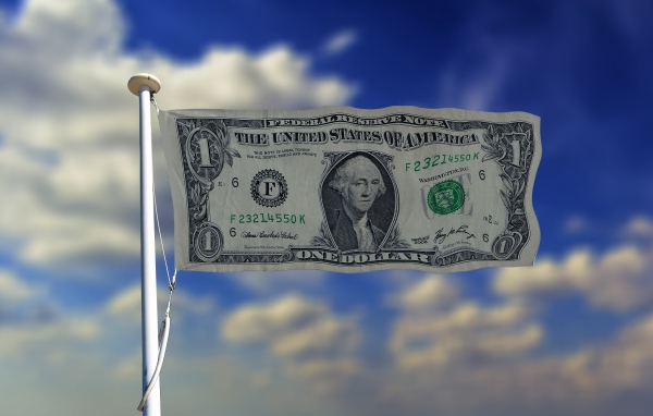 Флаг из купюры один доллар на фоне неба