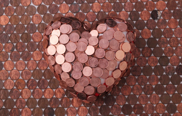 Сердце из монет на столе