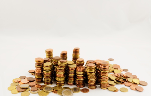 Много монет евро на белом фоне 