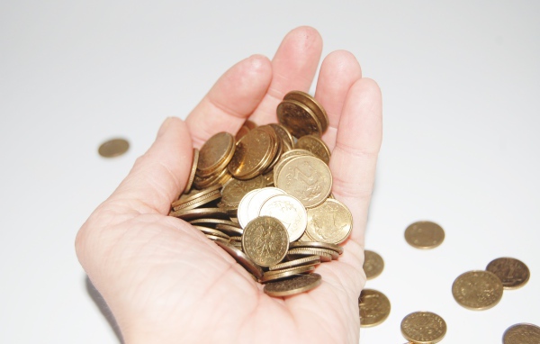 Много монет в ладони 