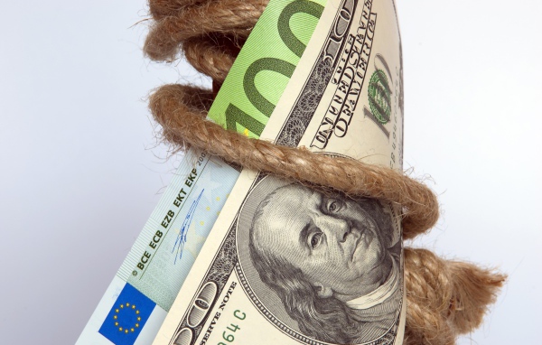 Бумажные купюры обмотаны веревкой 