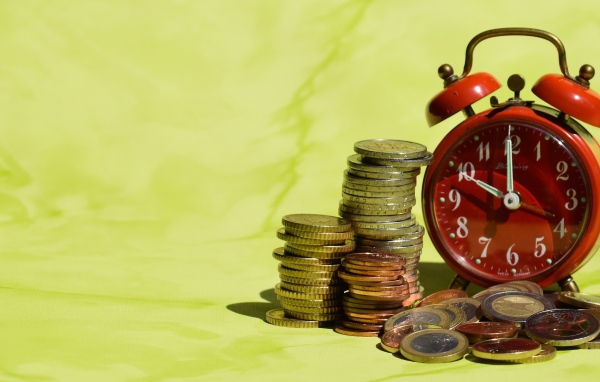 Красный будильник с монетами один евро 