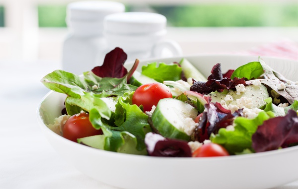 Аппетитный салат со свежими огурцами, помидорами и сыром