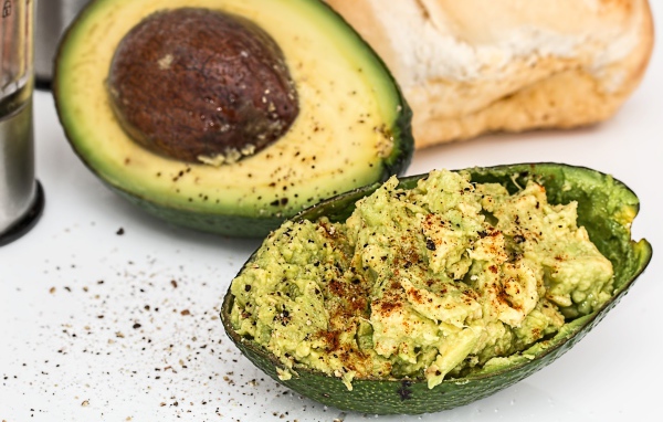 Салат в кожуре авокадо на столе 