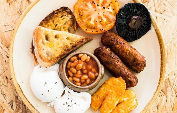 Запеченные овощи на тарелке с фасолью и гренками 