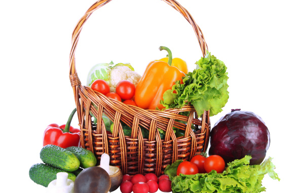 Корзина свежих овощей на белом фоне