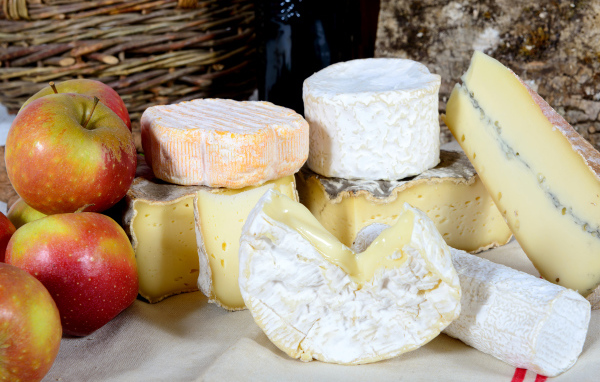 Сыр с плесенью на столе с яблоками
