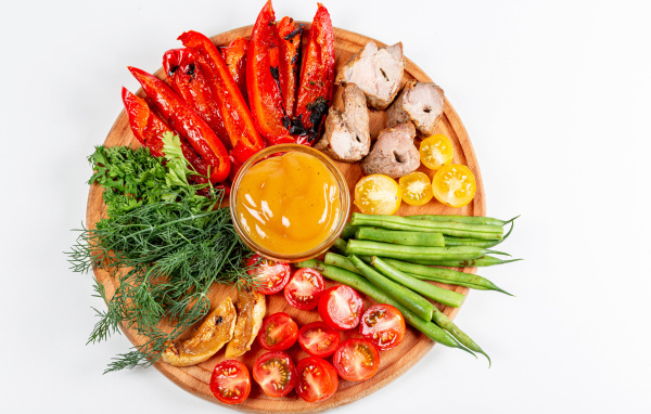 Доска с овощами, зеленью и мясом