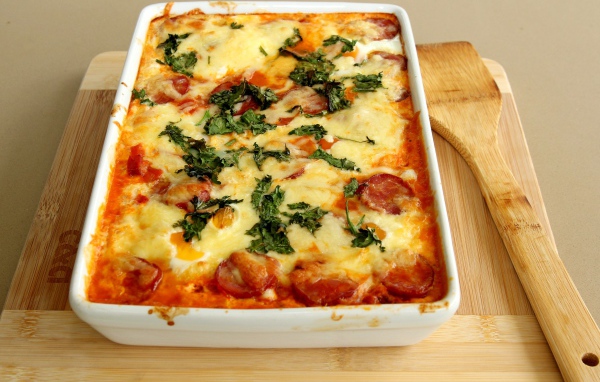 Запеканка с колбасой и сыром на столе