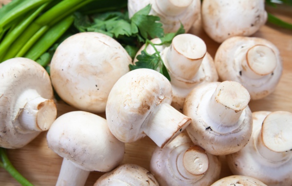 Шампиньоны крупным планом на столе 