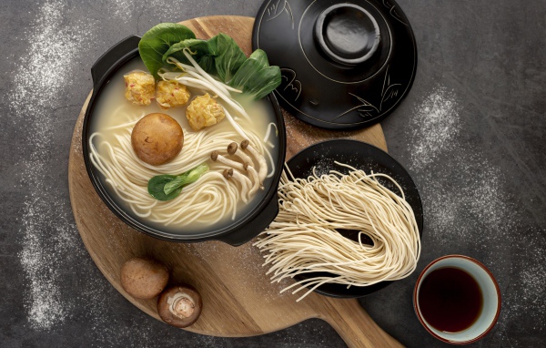 Китайская лапша с грибами и зеленью 