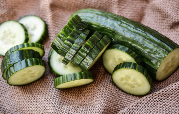 Нарезанный кругами огурец на столе 