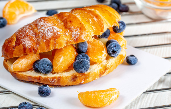 Круассан с дольками мандарина и черникой 