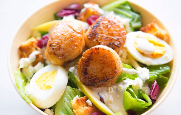 Вкусный салат с овощами, яйцом и мясом