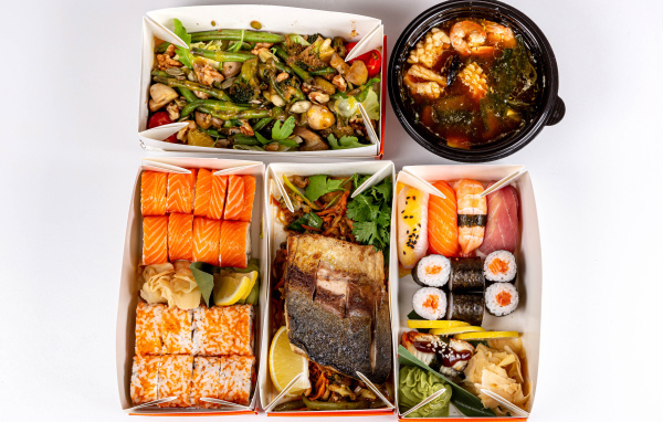 Вкусная острая китайская еда на белом фоне