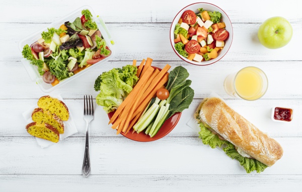 Салат из свежих овощей на столе с бутербродом 