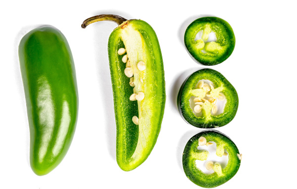 Зеленый перец в разрезе на белом фоне