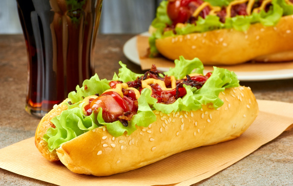 Хот дог на столе бутылкой кока колы