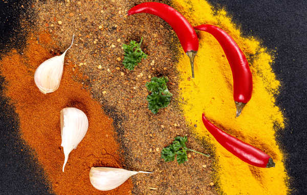Острые специи на столе с перцем и чесноком