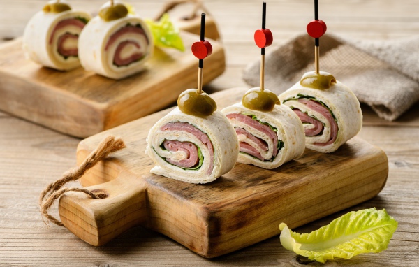 Рулетики из лаваша с ветчиной на столе 