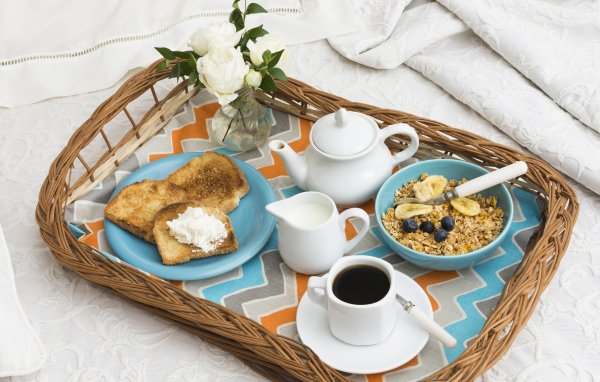 Легкий завтрак на подносе в постель для любимой 