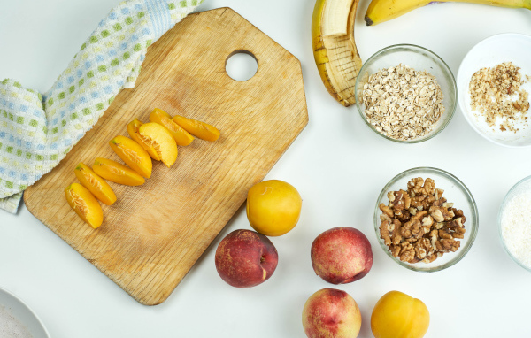 Овсянка, нектарин, банан и орехи на завтрак