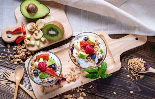 Овсяные хлопья с ягодами и йогуртом на завтрак 