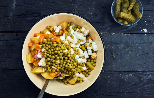 Салат оливье в миске на столе 