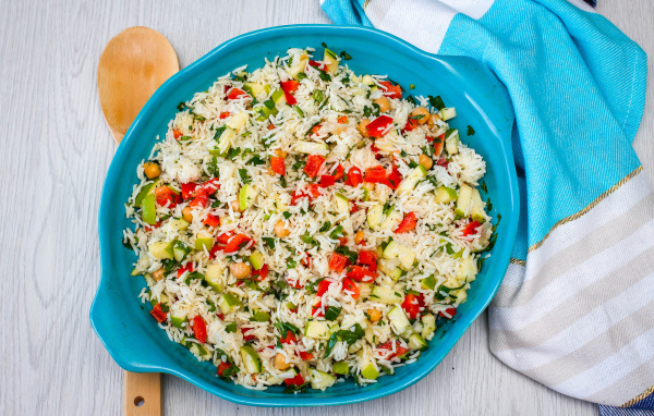 Плов с овощами в голубом казане на столе 