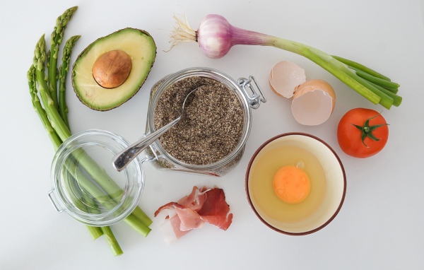 Продукты на столе на сером фоне 