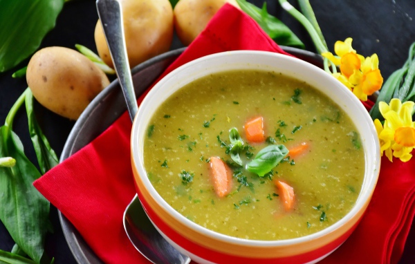Гороховый суп пюре на столе с картофелем