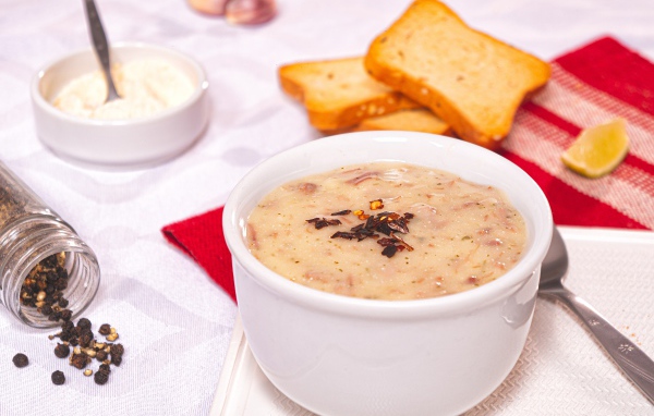 Суп пюре на столе с тостами