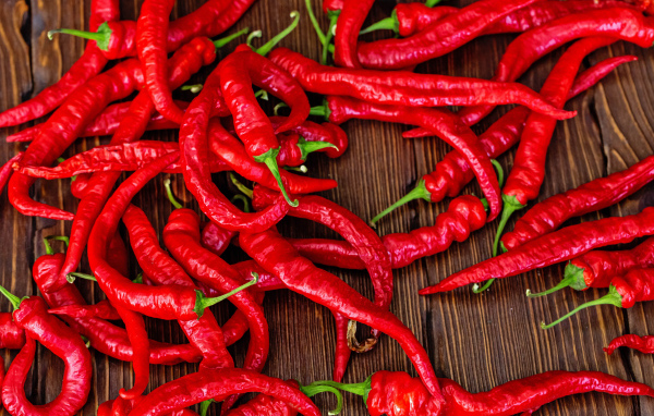 Красный острый перец на деревянном столе