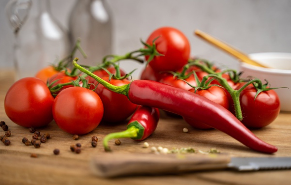 Красный острый перец с помидорами на столе