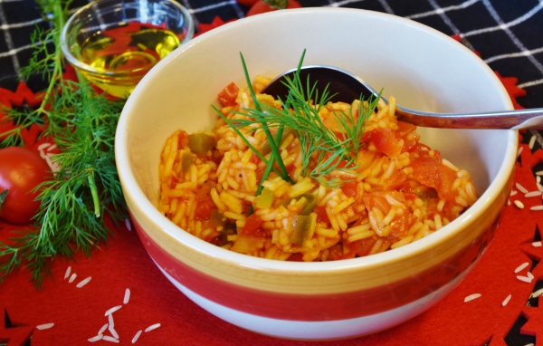 Рис с овощами в тарелке на столе