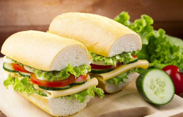 Сендвич с овощами и сыром на столе