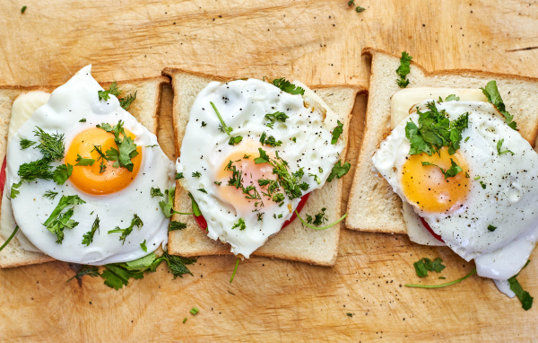 Бутерброды с яичницей, помидорами и зеленью 