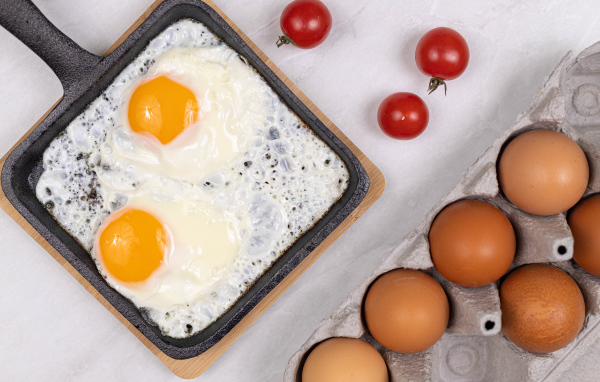 Яичница с помидорами и яйцами на столе