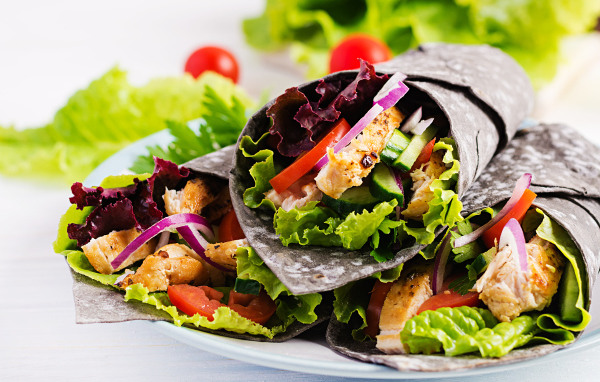 Шаурма в лаваше с овощами и курицей 